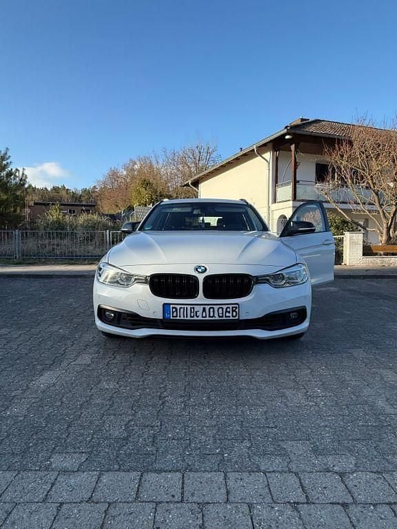 Gebraucht BMW 320 Advantage 184 PS (135 kW) 2018 Weiß Limousine