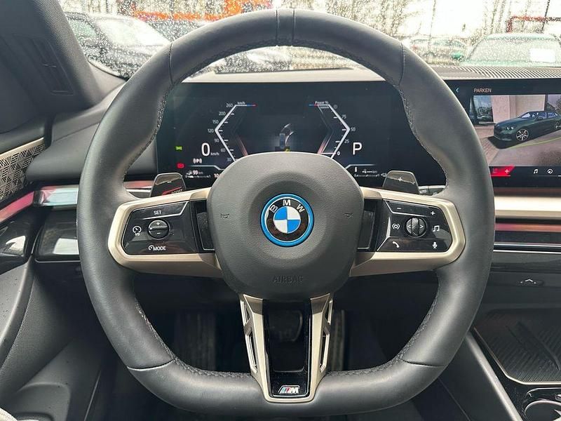 Gebraucht BMW 550e M Sport 489 PS (359 kW) 2025 Cape york grün Kombi