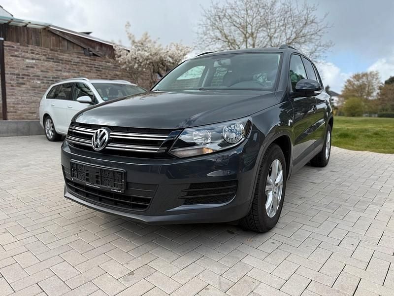 Gebraucht VW Tiguan Trendline 122 PS (89 kW) 2015 Grau SUV