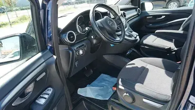 Gebraucht Mercedes V220 Edition 163 PS (119 kW) 2016 Blau Van / Kleinbus