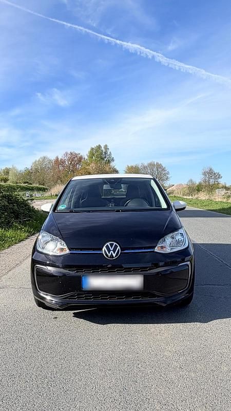 Second-hand VW e-up! Style 61 kW (83 CP) 2021 Negru Hatchback