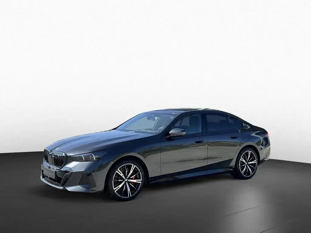 Neu BMW 540 M Sport 303 PS (222 kW) 2026 Sophistograu brillanteffekt (grau) Limousine