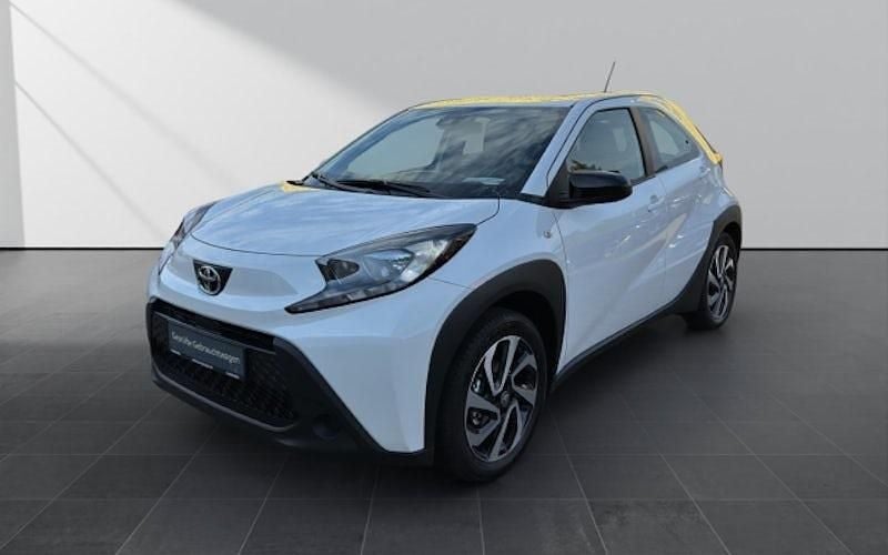 Weiss Gebraucht 2025 Toyota Aygo Business Edition Kleinwagen | 17.990 € (Fairer Preis) - Bild 1/4