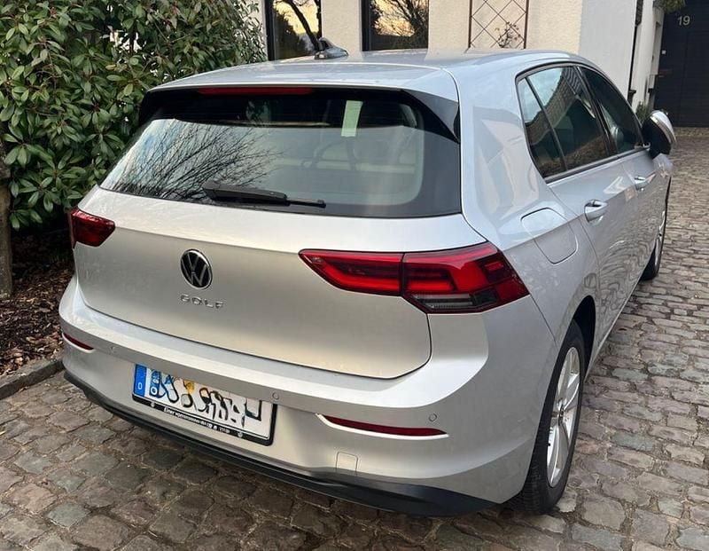 Gebraucht VW Golf VIII Life 131 PS (96 kW) 2022 Grau Limousine