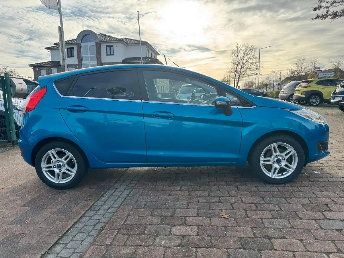 Gebraucht Ford Fiesta Titanium 101 PS (74 kW) 2014 Arubablau metallic Kleinwagen