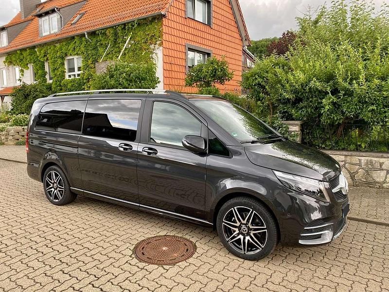 Grau Gebraucht 2023 Mercedes V250 Edition Van / Kleinbus | 72.000 € - Bild 1/4