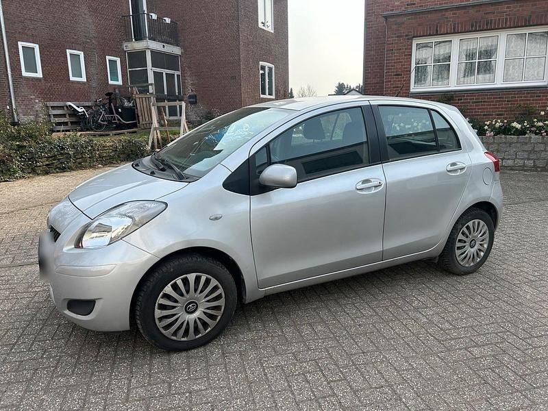 Gebraucht Toyota Yaris 69 PS (50 kW) 2011 Silber Kleinwagen