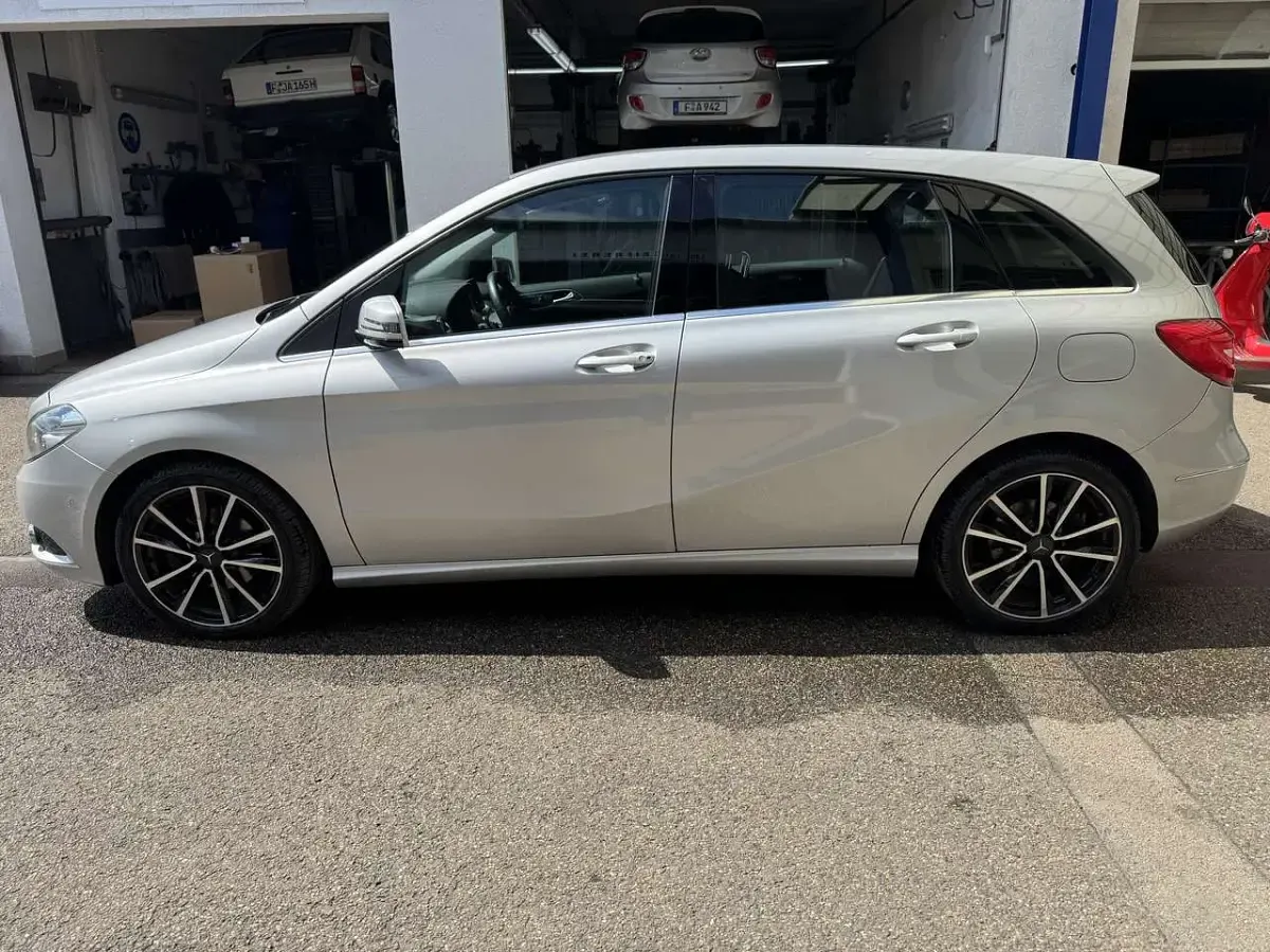 Gebraucht Mercedes B200 156 PS (114 kW) 2012 Grau Kleinwagen