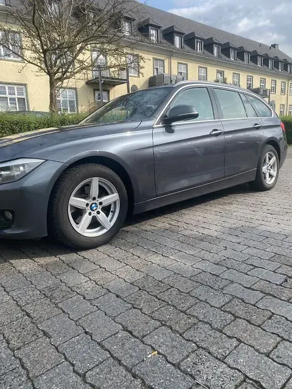 Gebraucht BMW 318 Sport Line 143 PS (105 kW) 2013 Grau Kombi