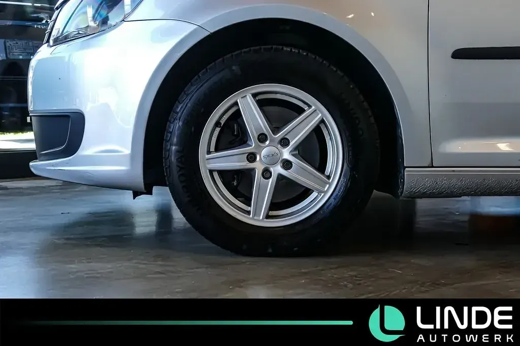 Usata VW Touran Trendline 105 CV (77 kW) 2011 Argento Monovolume