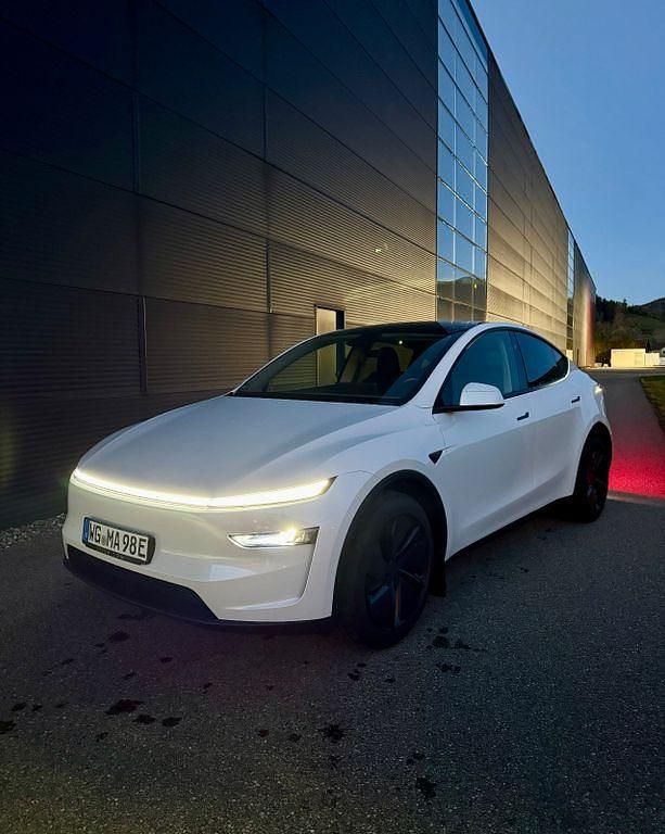 Weiß Gebraucht 2025 Tesla Model Y SUV | 53.500 € - Bild 1/4