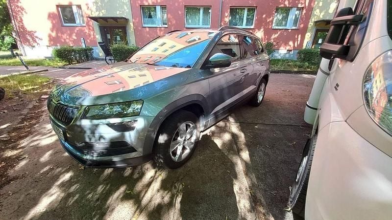 Grau Gebraucht 2017 Skoda Karoq Ambition SUV | 16.990 € (Superpreis) - Bild 1/4