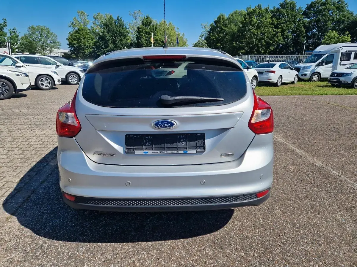 Usado Ford Focus 125 CV (91 kW) 2013 Plateado Berlina