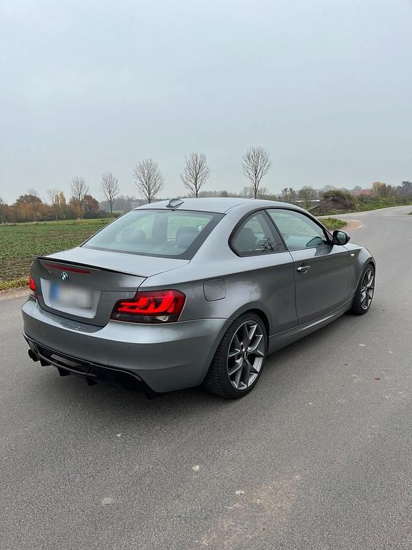 Grau Gebraucht 2011 BMW 123 Coupé M Sport Coupé | 8.900 € - Bild 1/4