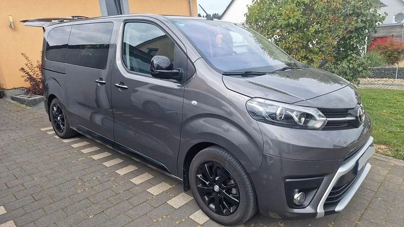 Grau Gebraucht 2023 Toyota Proace Executive Van | 42.500 € (Guter Preis) - Bild 1/4