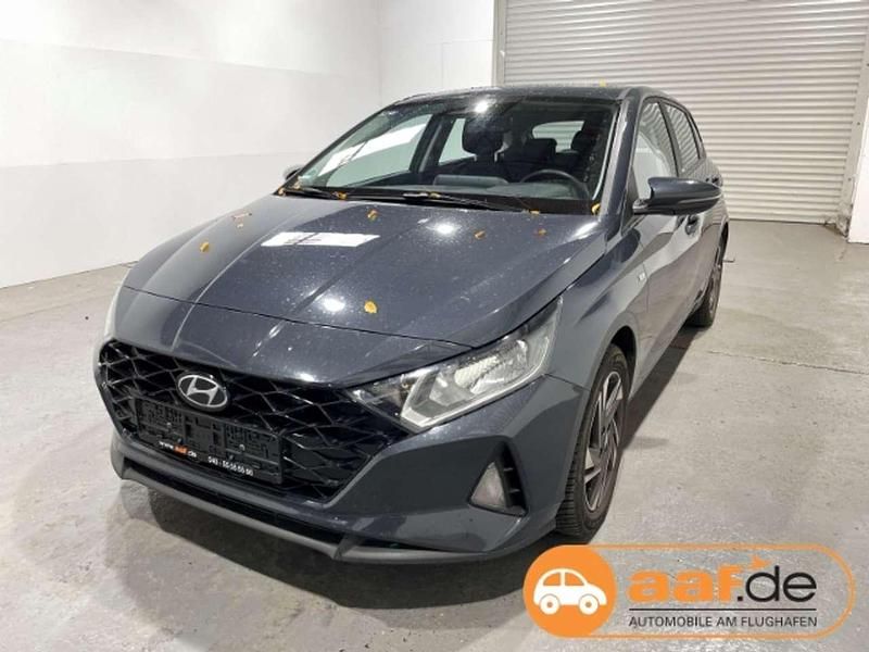 Grau Gebraucht 2021 Hyundai i20 Trend Limousine | 13.980 € (Superpreis) - Bild 1/4