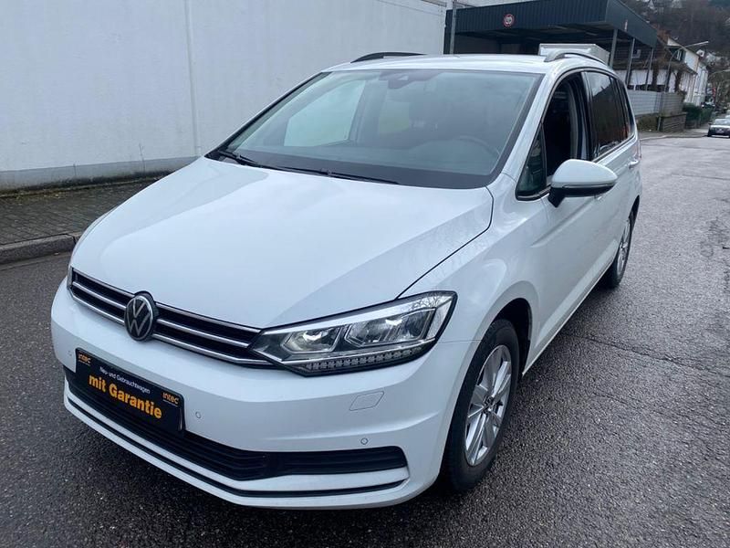 Weiß Gebraucht 2022 VW Touran Comfortline Van / Kleinbus | 17.999 € (Guter Preis) - Bild 1/4