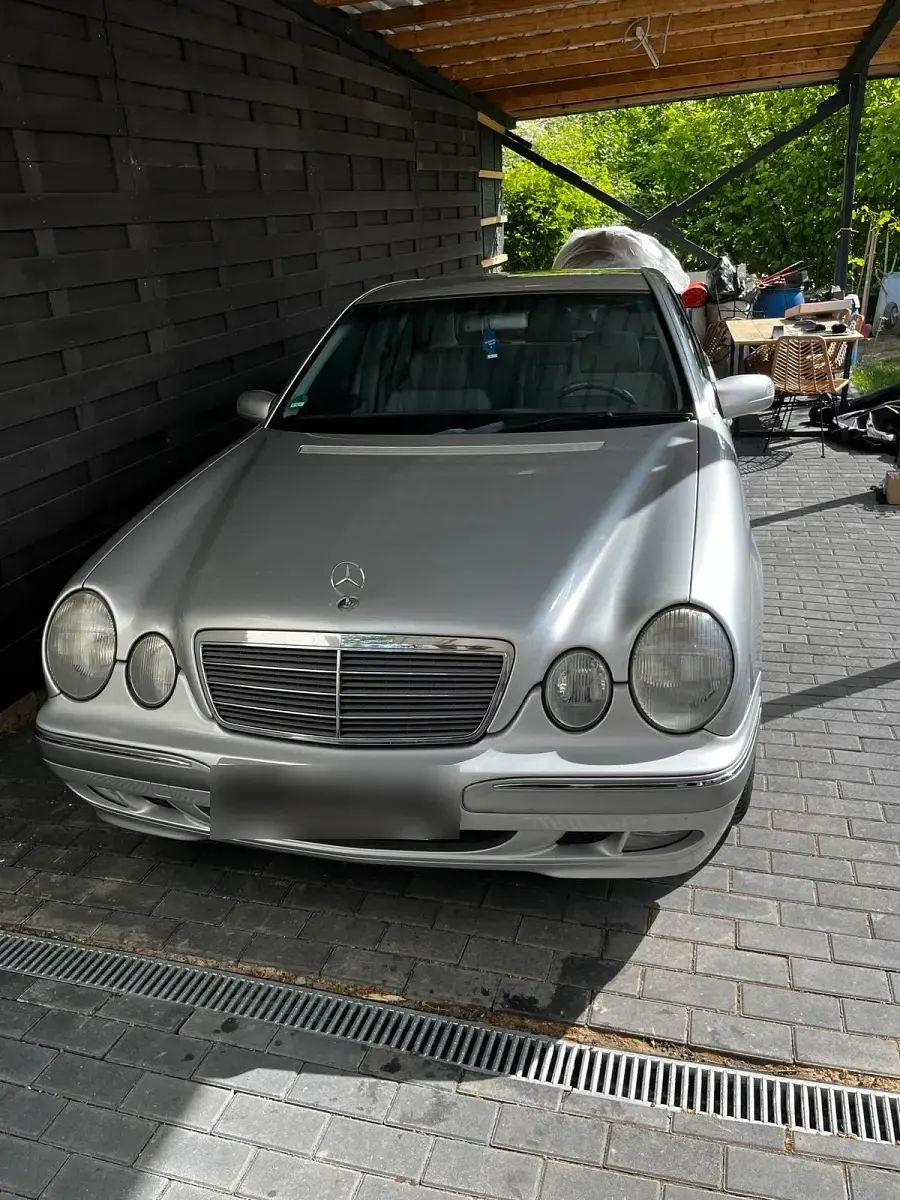 Second-hand Mercedes E220 143 CP (105 kW) 2000 Argintiu Berlinǎ