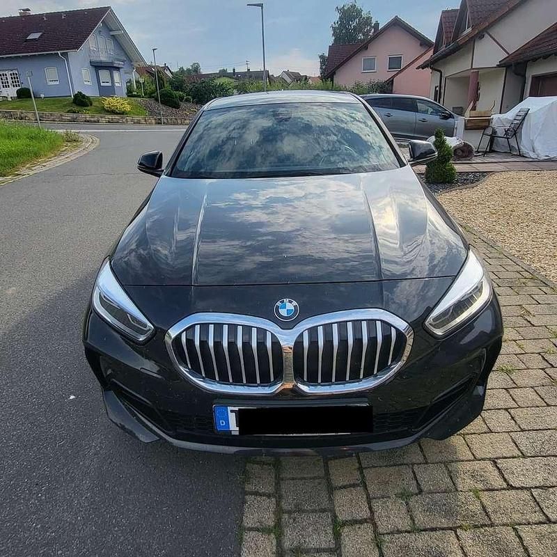 Schwarz Gebraucht 2020 BMW 118 M Sport Kleinwagen | 25.299 € - Bild 1/4