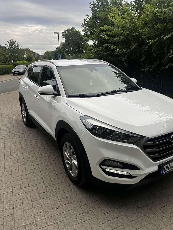 Weiß Gebraucht 2016 Hyundai Tucson Trend SUV | 16.950 € (Fairer Preis) - Bild 1/4