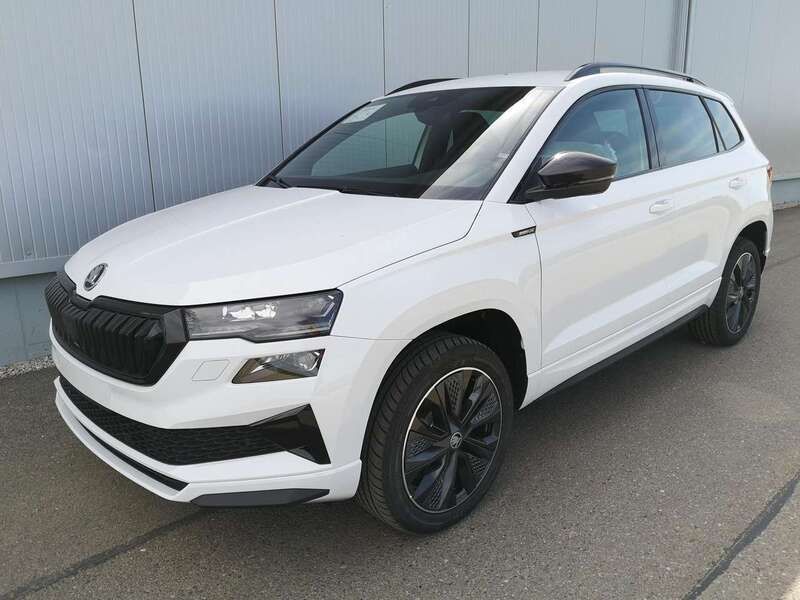 Moonwhite metallic Neu 2025 Skoda Karoq SportLine SUV | 42.789 € (Fairer Preis) - Bild 1/3
