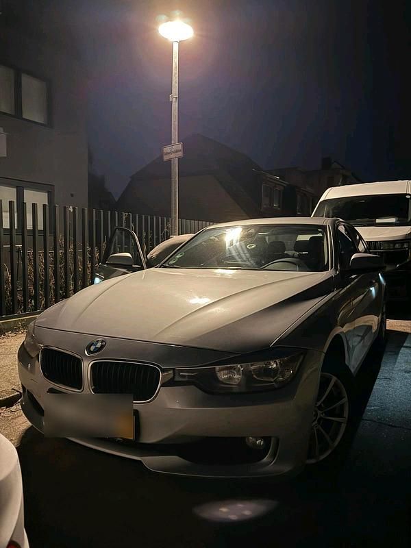 Silber Gebraucht 2013 BMW 318 Limousine | 9.000 € (Guter Preis) - Bild 1/4