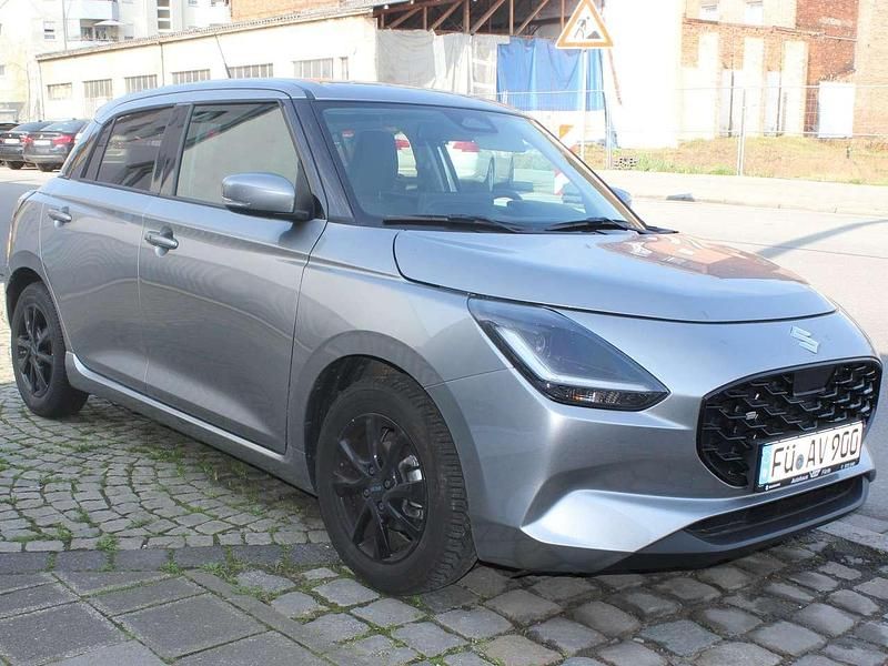 Gebraucht Suzuki Swift Comfort+ 83 PS (61 kW) 2025 Premium silver Kleinwagen