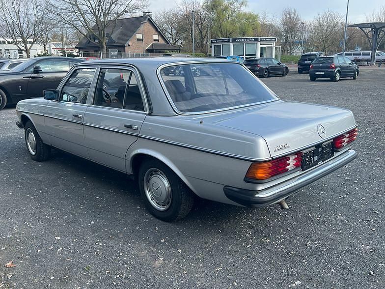 Gebraucht Mercedes 200 109 PS (80 kW) 1984 Silber Limousine