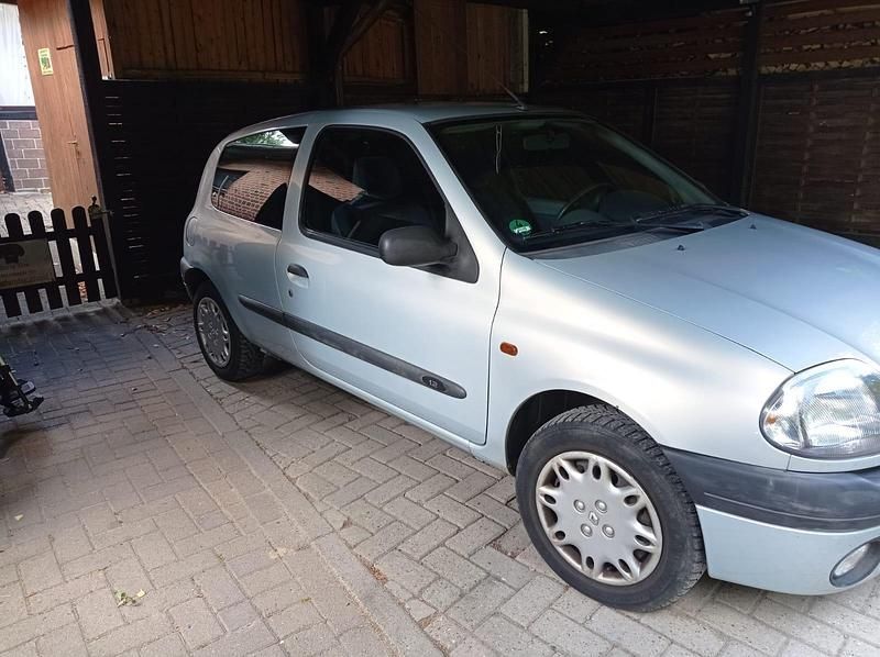 Silber Gebraucht 2000 Renault Clio II Kleinwagen | 750 € - Bild 1/4