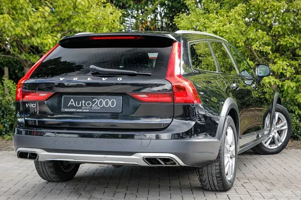 Używany Volvo V90 CC 235 KM (172 kW) 2018 Czarny Kombi