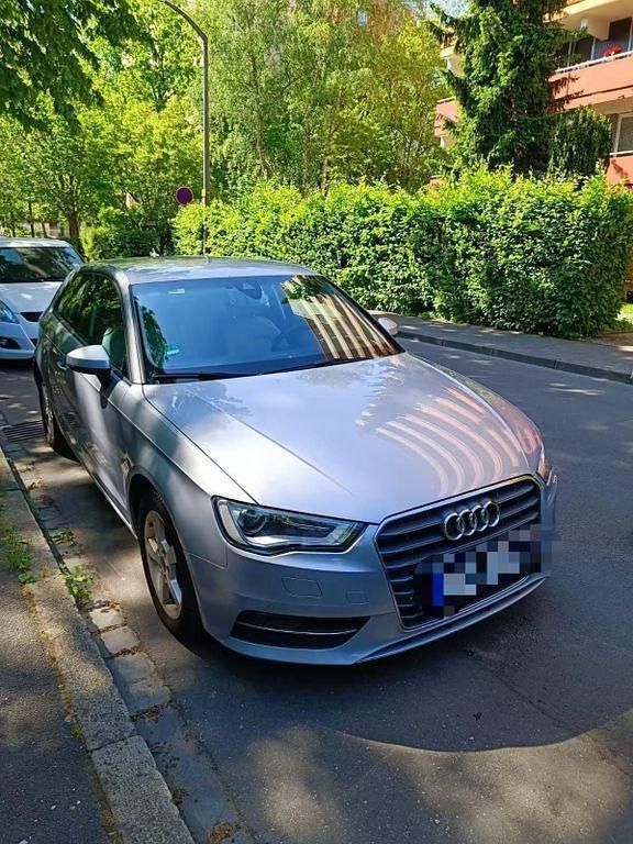 Grau Gebraucht 2015 Audi A3 Ambiente Limousine | 11.800 € (Superpreis) - Bild 1/4
