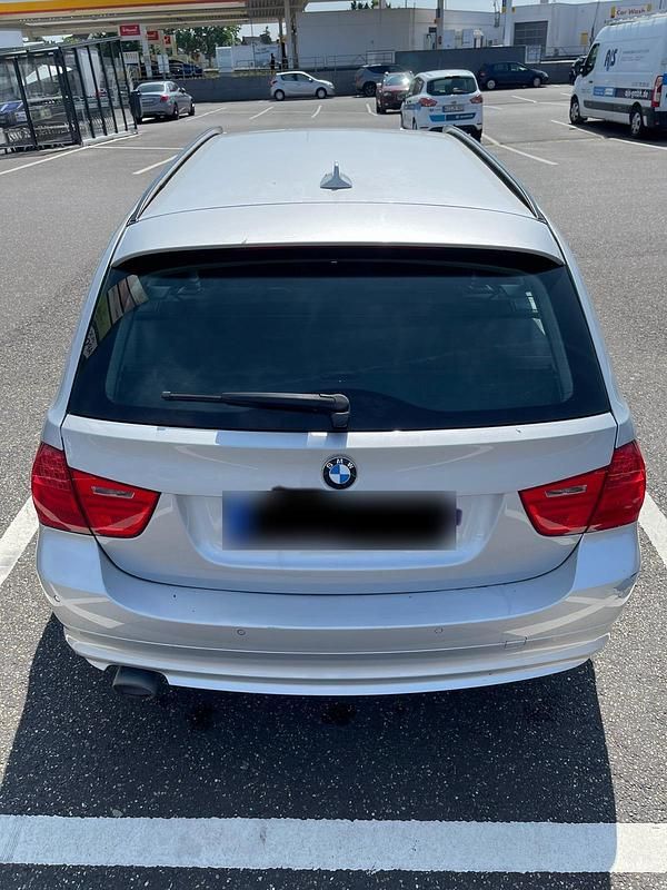 Gebraucht BMW 320 163 PS (119 kW) 2011 Silber Kombi