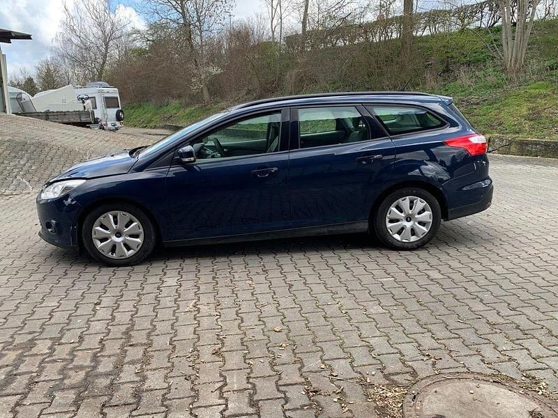 Gebraucht Ford Focus Trend 125 PS (91 kW) 2014 Blau Limousine