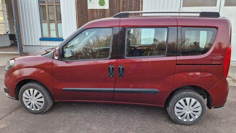 Gebraucht Fiat Doblò 95 PS (69 kW) 2019 Rot Van / Kleinbus