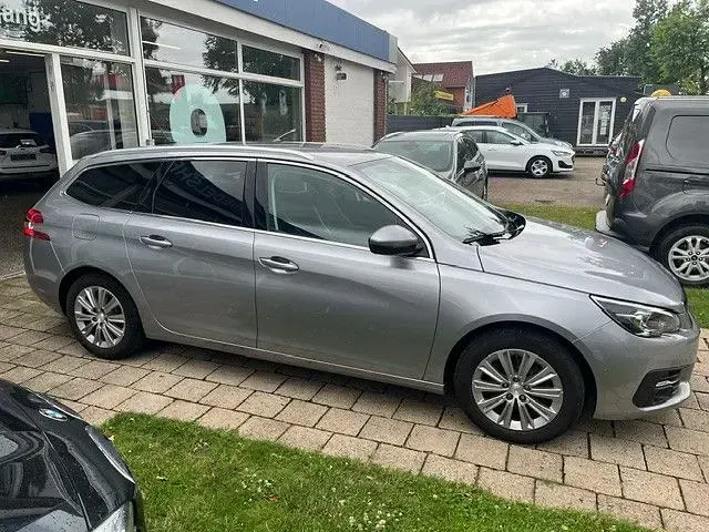 Gebraucht Peugeot 308 SW Allure 131 PS (96 kW) 2021 Gris artense Kombi