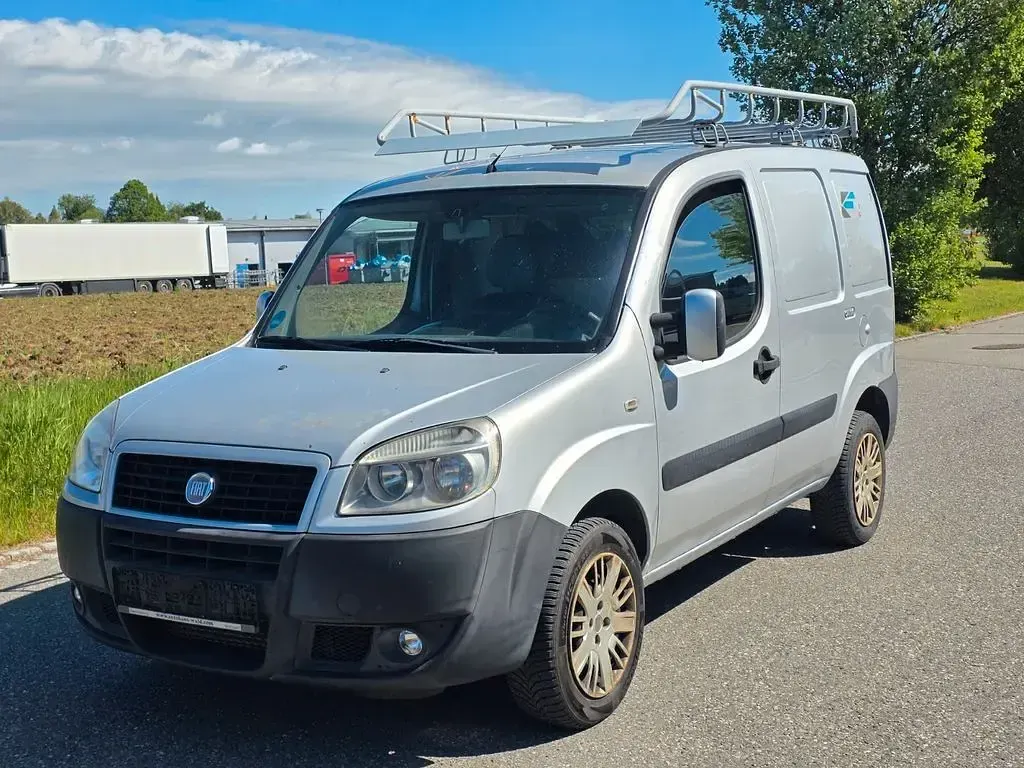 Gebraucht Fiat Doblò 101 PS (74 kW) 2009 Silber Van / Kleinbus