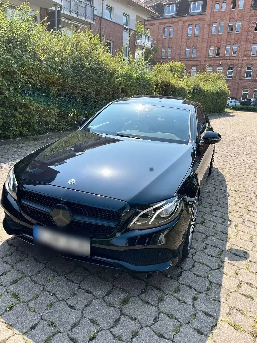 Gebraucht Mercedes E220 AMG 194 PS (142 kW) 2018 Schwarz Limousine