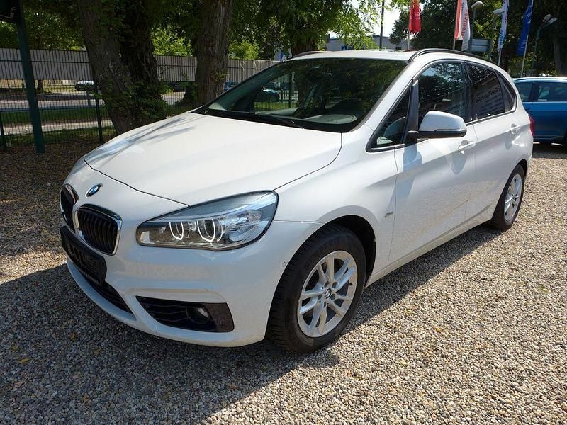 Weiß Gebraucht 2017 BMW 220 Active Tourer Sport Line Van / Kleinbus | 14.500 € (Fairer Preis) - Bild 1/4