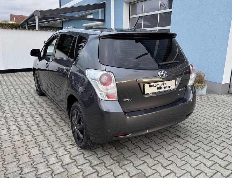 Gebraucht Toyota Verso Edition 132 PS (97 kW) 2011 Grau Van / Kleinbus