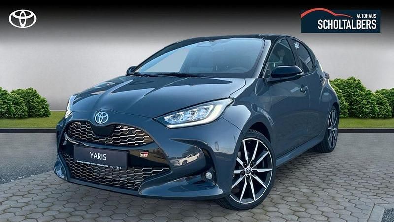Grau Gebraucht 2025 Toyota Yaris Hybrid Premium Limousine | 33.990 € (Teuer) - Bild 1/4