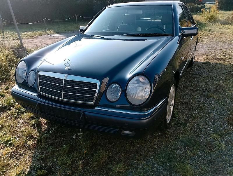 Gebraucht Mercedes E320 224 PS (164 kW) 1998 Blau Limousine