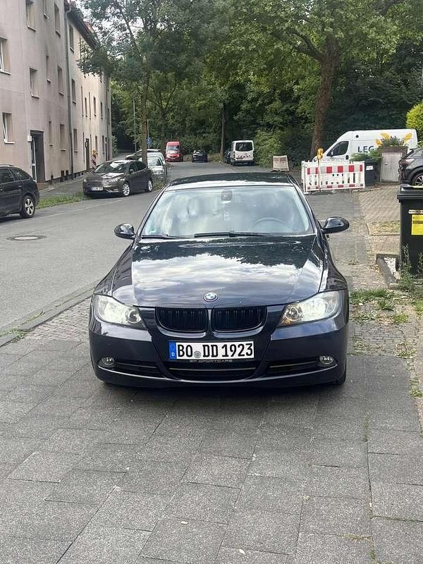 Blau Gebraucht 2006 BMW 325 Limousine | 5.190 € (Etwas zu teuer) - Bild 1/4