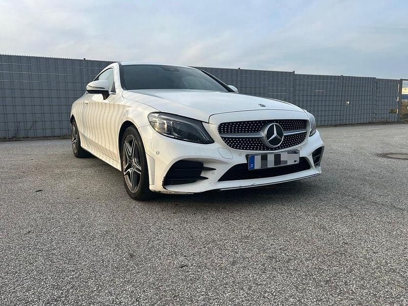 Gebraucht Mercedes C220 AMG line 194 PS (142 kW) 2019 Weiß Coupé