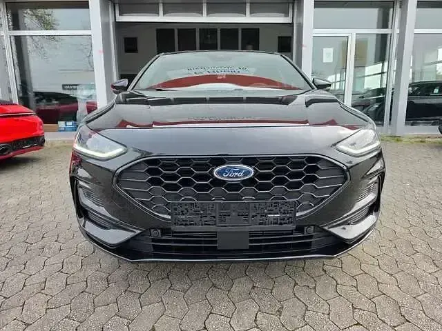 Używany Ford Focus ST-Line 125 KM (91 kW) 2023 Czarny Sedan/Limuzyna