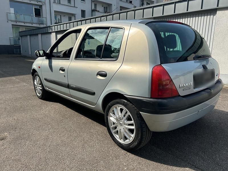 Second-hand Renault Clio II 75 CP (55 kW) 2000 Argintiu Hatchback