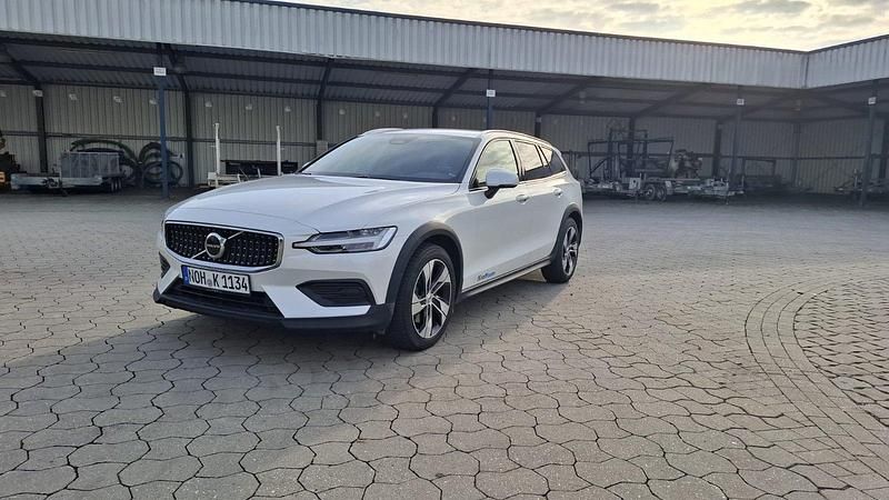 Gebraucht Volvo V60 CC Plus 197 PS (144 kW) 2024 Weiß Kombi