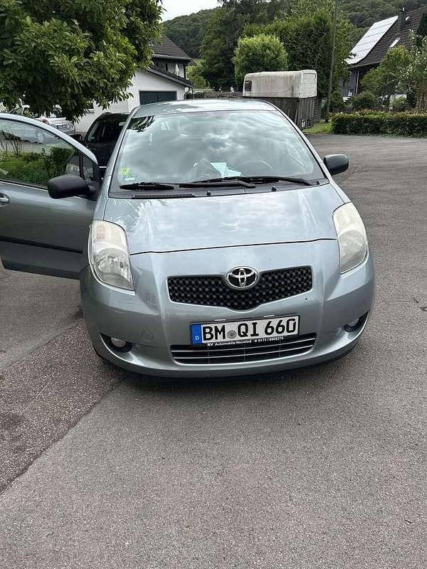 Grau Gebraucht 2006 Toyota Yaris Executive Kleinwagen | 3.300 € (Fairer Preis) - Bild 1/4