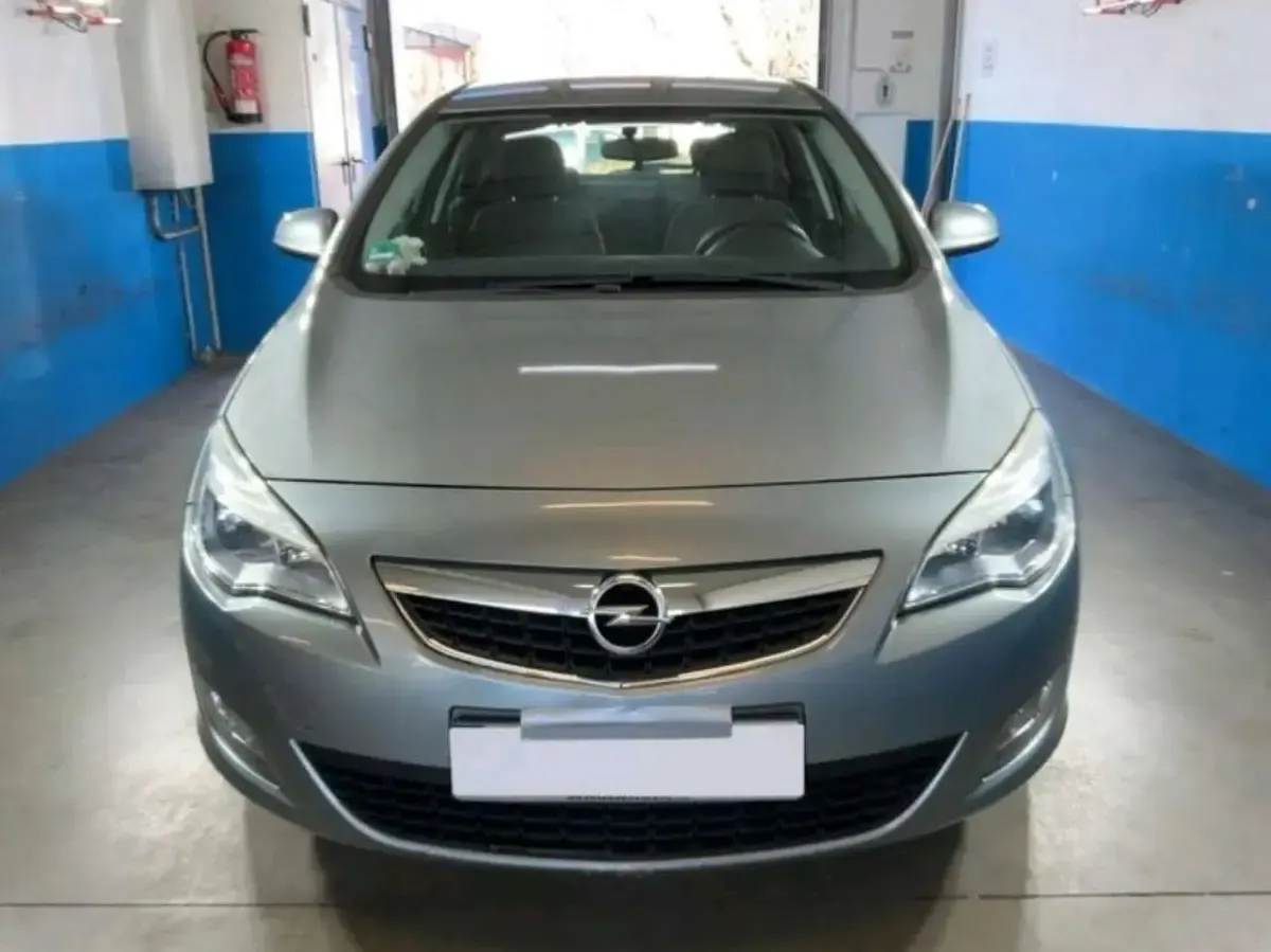 Używany Opel Astra Selection 101 KM (74 kW) 2011 Srebrny Hatchback