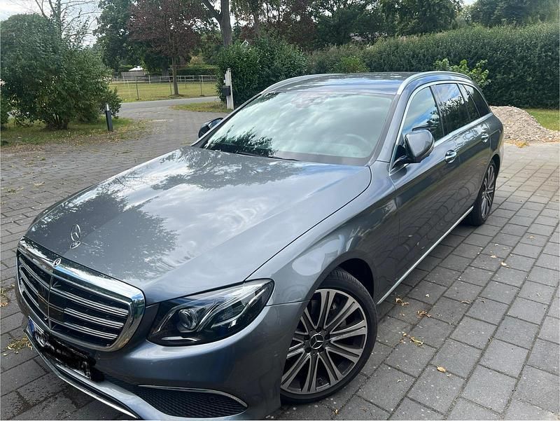 Grau Gebraucht 2019 Mercedes E300 Exclusive Kombi | 32.999 € (Guter Preis) - Bild 1/4