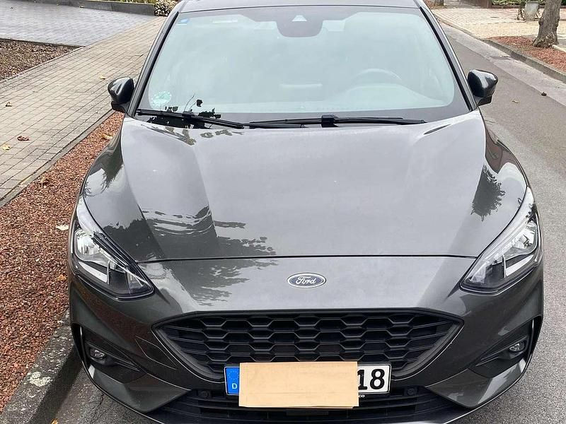 Grau Gebraucht 2019 Ford Focus ST-Line Limousine | 13.000 € (Fairer Preis) - Bild 1/4